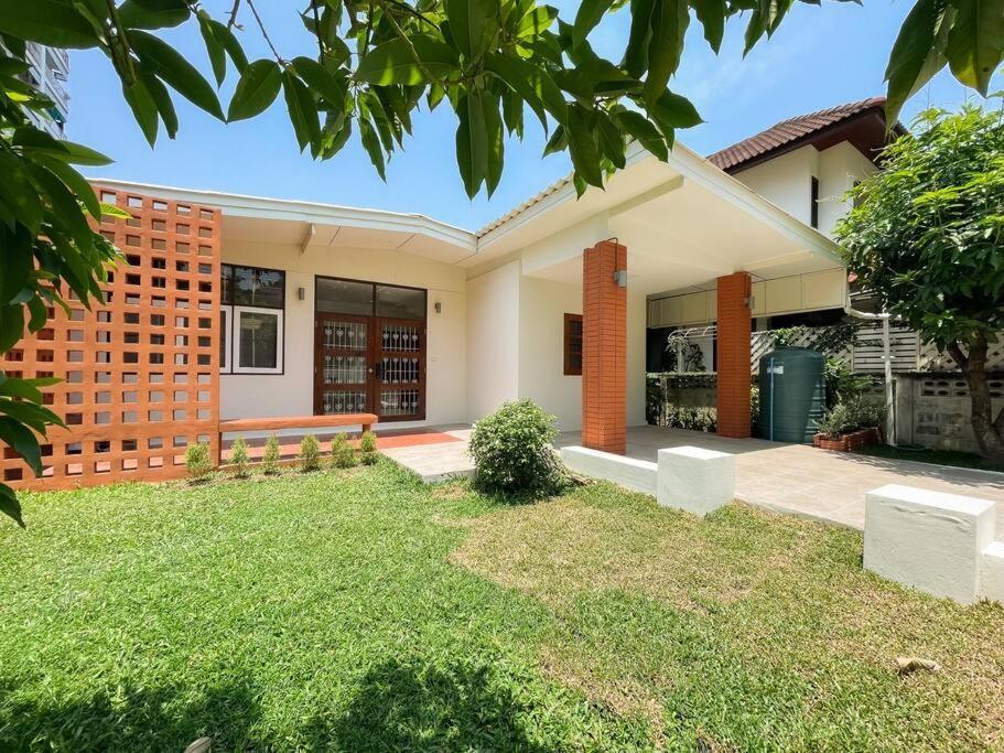 Nhà nghỉ Ray's Home,3br With Front Yard,walkable To Nimman